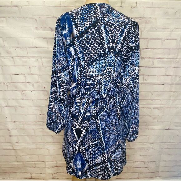 Parker v-neck front tie dress with all over print . Size medium - Picture 9 of 12
